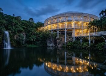 Com estrutura de tubos de aço e teto transparente de 1992, o teatro curitibano virou o maior símbolo da arquitetura integrada à natureza no Paraná