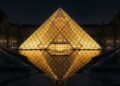 Com 673 painéis de vidro e 21 metros de altura, a pirâmide de 1989 tornou-se o maior marco da modernidade no coração do museu mais famoso do mundo