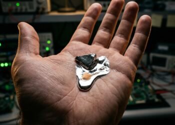Esqueça o mercúrio, pois este metal derrete a 29 graus na palma da mão e move os chips, sendo a alma líquida da eletrônica