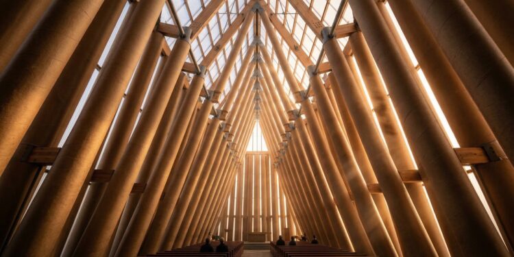 A catedral de papelão erguida sobre as ruínas do terremoto que destruiu Christchurch e se tornou símbolo de renascimento