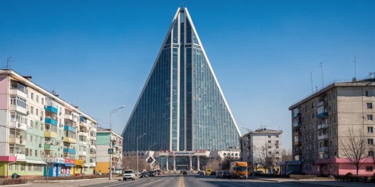 O hotel de 330 metros em formato de pirâmide, iniciado em 1987, que permanece como a torre de concreto mais misteriosa e vazia do planeta