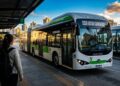 Com 18 metros de comprimento o elétrico BYD K11M transporta 120 passageiros e roda 250 km por carga com baterias de ferro-lítio recarregadas em apenas 3 horas