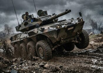 O blindado de rodas com suspensão hidropneumática ativa que ignora o terreno