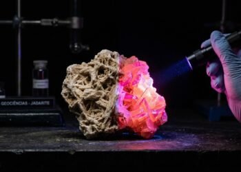 Esqueça a ficção, pois este mineral sérvio tem a mesma fórmula da pedra do Superman e brilha sob luz UV, sendo a gema de Krypton