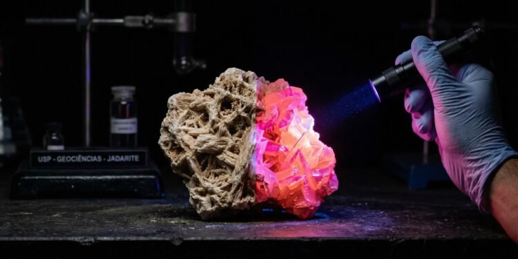 Esqueça a ficção, pois este mineral sérvio tem a mesma fórmula da pedra do Superman e brilha sob luz UV, sendo a gema de Krypton