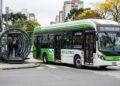 Produzido no Brasil o moderno Eletra e-Bus de 12 metros acomoda 70 passageiros e recarrega suas baterias em movimento aproveitando a energia das frenagens diárias