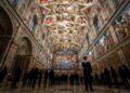 Com seus 40 metros de extensão e afrescos de Michelangelo de 1512, a Capela Sistina tornou-se o maior tesouro da arte renascentista no Vaticano