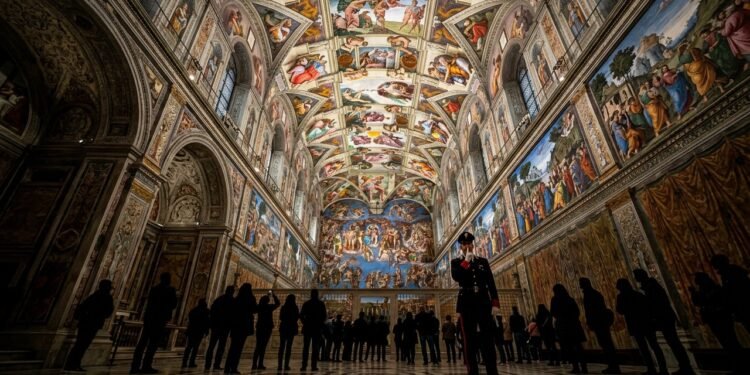 Com seus 40 metros de extensão e afrescos de Michelangelo de 1512, a Capela Sistina tornou-se o maior tesouro da arte renascentista no Vaticano