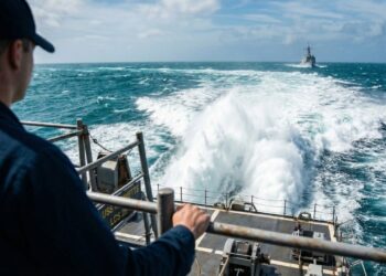 Com motores de 48.000 cavalos e propulsão por jatos de água, o navio USS Marinette atinge 40 nós e funciona como um gigantesco jet ski militar
