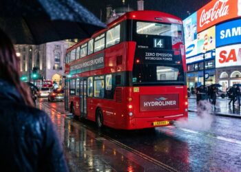 O primeiro ônibus de dois andares a hidrogênio Wrightbus StreetDeck abastece em apenas 8 minutos e cruza a cidade de Londres por 450 km liberando somente água no escapamento
