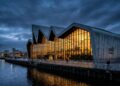 Com seu telhado em zigue-zague de zinco e 3.000 objetos, o museu de Zaha Hadid em Glasgow tornou-se o maior ícone do transporte e design escocês