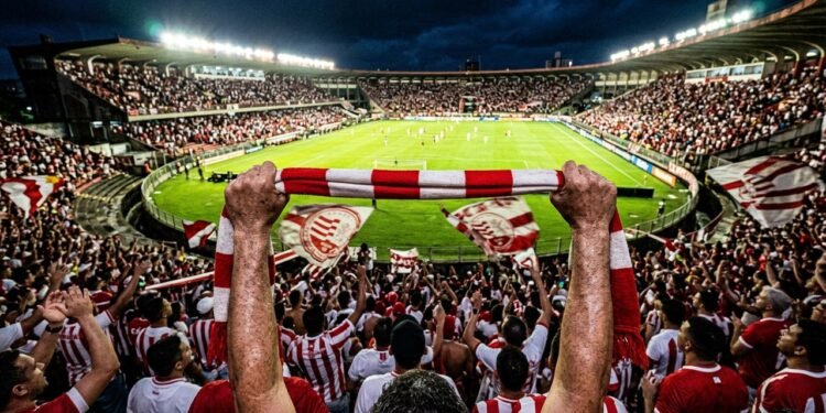 Com capacidade para 20 mil pessoas e inaugurado em 1939, o Estádio dos Aflitos tornou-se o caldeirão pulsante e a casa histórica do Náutico em PE