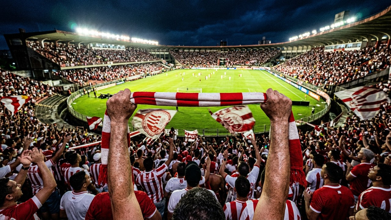 Com capacidade para 20 mil pessoas e inaugurado em 1939, o Estádio dos Aflitos tornou-se o caldeirão pulsante e a casa histórica do Náutico em PE