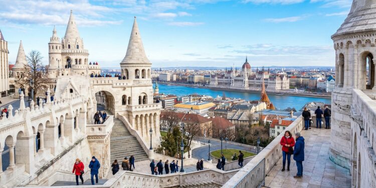 Com suas sete torres neorromânicas de 1895, o Bastião dos Pescadores tornou-se o mirante mais belo de Budapeste e um marco da história da Hungria