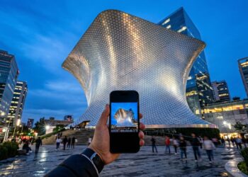 Com 46 metros de altura e 16 mil placas hexagonais de alumínio, o Museu Soumaya de 2011 tornou-se o maior ícone da arquitetura na Cidade do México