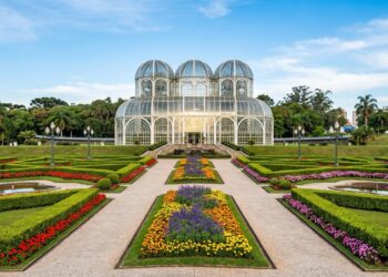 Com sua estrutura de metal e vidro inspirada no Palácio de Cristal de Londres, a estufa de 1991 tornou-se o maior cartão-postal de toda Curitiba