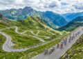 A estrada nos Pirineus franceses sobe a 1.569 metros de altitude; com curvas sinuosas, o Col de Peyresourde virou um marco histórico do Tour de France