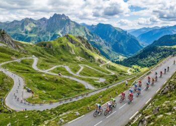 A estrada nos Pirineus franceses sobe a 1.569 metros de altitude; com curvas sinuosas, o Col de Peyresourde virou um marco histórico do Tour de France