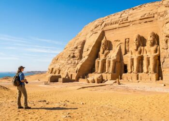 Com estátuas de 20 metros esculpidas em rocha sólida, o templo de 1264 a.C. tornou-se o maior símbolo do poder de Ramsés II e da engenharia egípcia