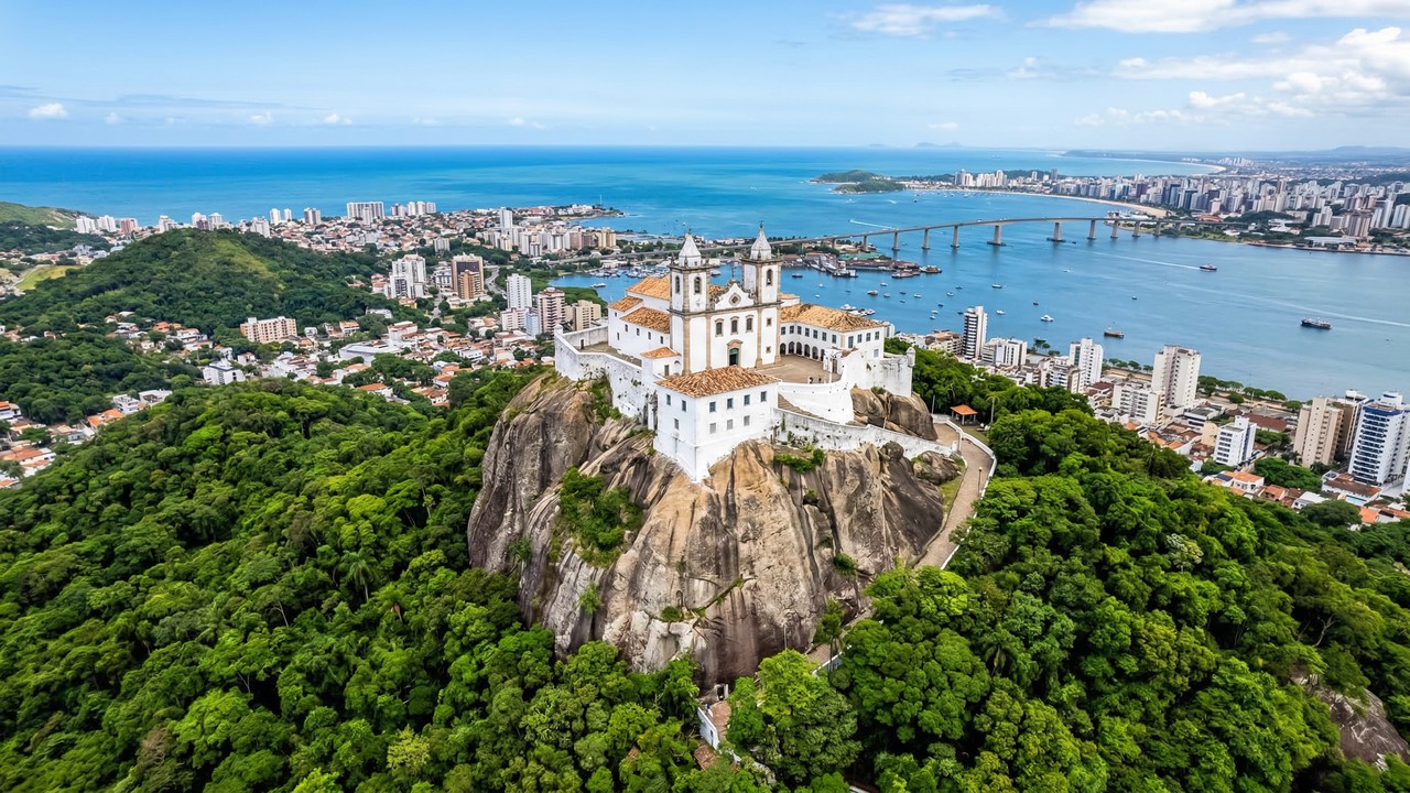 Com localização a 154 metros de altitude e fundado em 1558, o santuário capixaba virou o maior ícone religioso e o cartão-postal mais antigo do ES