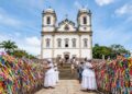 Com sua fachada rococó de 1754 e as famosas grades de fitinhas, a Igreja do Bonfim tornou-se o maior centro de fé e sincretismo religioso da Bahia