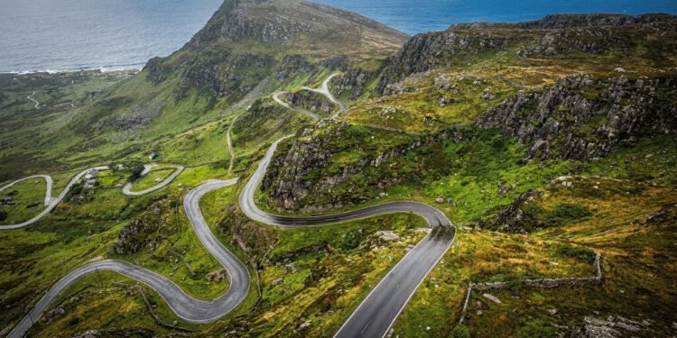Estrada na Irlanda ganha fama por seu zigue-zague de 1843, pois suas curvas situadas a 334 metros de altitude unem os vales e o litoral de Cork e Kerry
