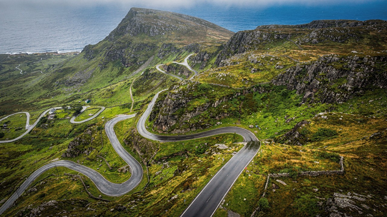 Estrada na Irlanda ganha fama por seu zigue-zague de 1843, pois suas curvas situadas a 334 metros de altitude unem os vales e o litoral de Cork e Kerry