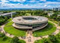 Com formato circular e 3 mil metros quadrados, o Beijódromo, projetado por Lelé em 2010, tornou-se o centro cultural e intelectual da UnB