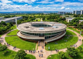 Com formato circular e 3 mil metros quadrados, o Beijódromo, projetado por Lelé em 2010, tornou-se o centro cultural e intelectual da UnB