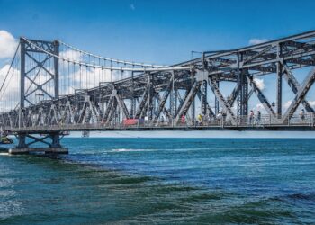 Com 821 metros de extensão e inaugurada em 1926, a Ponte Hercílio Luz tornou-se o maior símbolo de Florianópolis e um marco da engenharia em aço