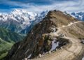 Estrada no Paquistão ganha fama por seus 4.173 metros de altitude, pois o trajeto sinuoso entre picos nevados é o ponto mais alto do vale de Kaghan