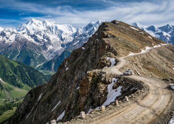 Estrada no Paquistão ganha fama por seus 4.173 metros de altitude, pois o trajeto sinuoso entre picos nevados é o ponto mais alto do vale de Kaghan