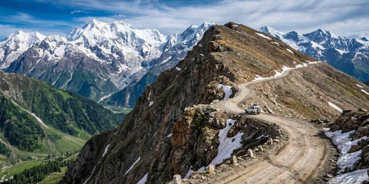 Estrada no Paquistão ganha fama por seus 4.173 metros de altitude, pois o trajeto sinuoso entre picos nevados é o ponto mais alto do vale de Kaghan