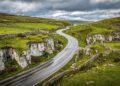 Estrada inglesa ganha fama por seus fossos de calcário, pois o trajeto na Yorkshire Dales atinge 526 metros e é um dos caminhos mais cênicos do Reino Unido