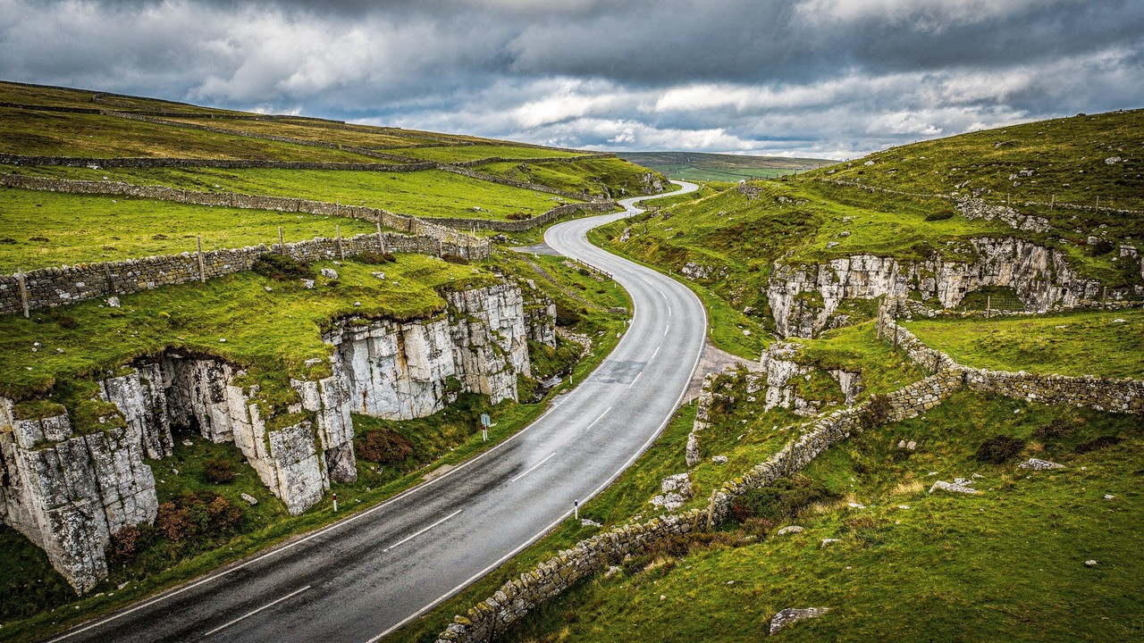 Estrada inglesa ganha fama por seus fossos de calcário, pois o trajeto na Yorkshire Dales atinge 526 metros e é um dos caminhos mais cênicos do Reino Unido