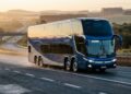 Com 15 metros de comprimento, o gigante ônibus Scania K500 de quatro eixos transporta 60 passageiros em dois andares e percorre 1.200 km com um tanque
