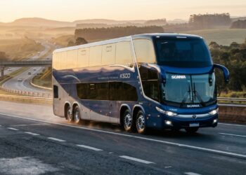 Com 15 metros de comprimento, o gigante ônibus Scania K500 de quatro eixos transporta 60 passageiros em dois andares e percorre 1.200 km com um tanque