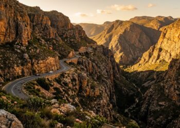 Estrada na África do Sul ganha fama por seus cânions, pois o trajeto de 13 km cruza as montanhas de Langeberg em um cenário selvagem de 1873