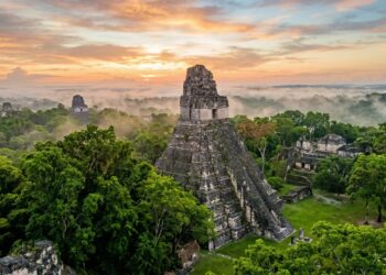 Com pirâmides que atingem 70 metros de altura e datadas do ano 200, as ruínas de Tikal, na Guatemala, tornaram-se o maior centro da civilização maia