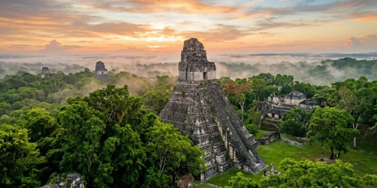 Com pirâmides que atingem 70 metros de altura e datadas do ano 200, as ruínas de Tikal, na Guatemala, tornaram-se o maior centro da civilização maia
