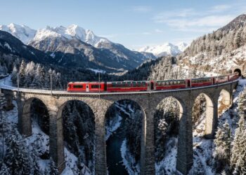 A viagem de trem mais bonita do mundo atravessa os Alpes a mais de 2 mil metros de altitude