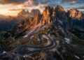 Estrada na Itália ganha fama por suas curvas a 2.136 metros de altitude, pois o trajeto de 1915 atravessa o coração das Dolomitas em um cenário épico