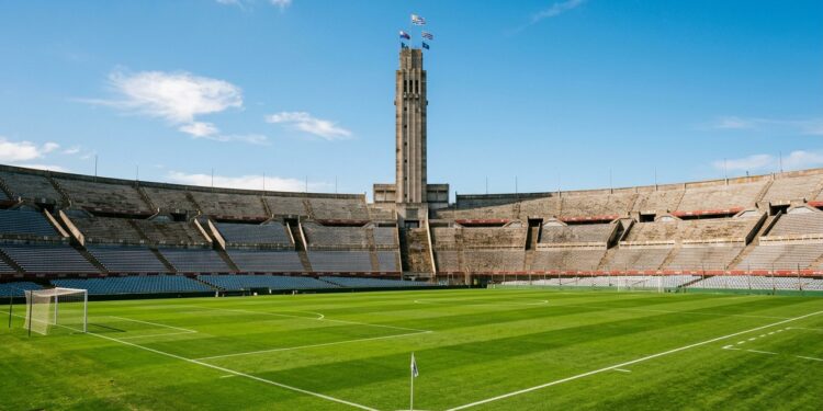 Com capacidade para 60 mil pessoas e construído para a primeira Copa em 1930, o Estádio Centenario tornou-se o maior monumento do futebol mundial