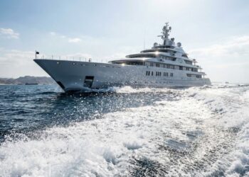 Azzam combina luxo absoluto e velocidade militar como o maior iate do mundo