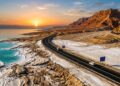 Rodovia na Jordânia ganha fama por ser a mais baixa do mundo, pois seu trajeto a 418 metros abaixo do mar margeia as águas salgadas do Mar Morto