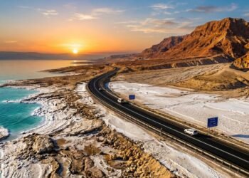Rodovia na Jordânia ganha fama por ser a mais baixa do mundo, pois seu trajeto a 418 metros abaixo do mar margeia as águas salgadas do Mar Morto