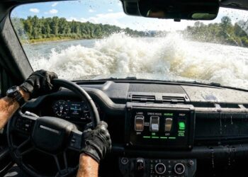 Esse veículo sai da estrada, entra no rio e continua andando do outro lado sem parar em nenhum momento