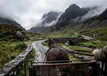 Estrada na Irlanda ganha fama por seu estreito, pois seus 11 km entre montanhas de 1.000 m de altura formam o desfiladeiro mais místico de Killarney