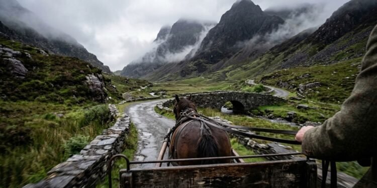 Estrada na Irlanda ganha fama por seu estreito, pois seus 11 km entre montanhas de 1.000 m de altura formam o desfiladeiro mais místico de Killarney