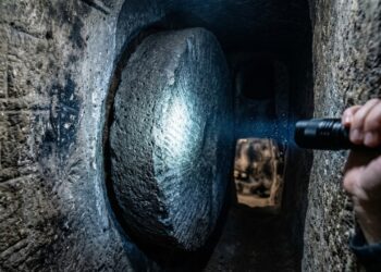 Escondendo 18 andares e descendo 85 metros sob a terra, a gigantesca metrópole subterrânea escavada à mão abrigava 20 mil pessoas para fugir de guerras antigas